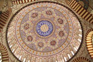 Искусство украшения мусульманских домов: Роль навершия, куполов и декора